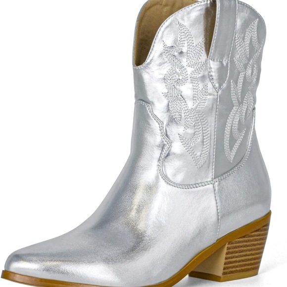 Only worn once metallic silver cowboy boots. Women's Size 9 - Picture 3 of 3